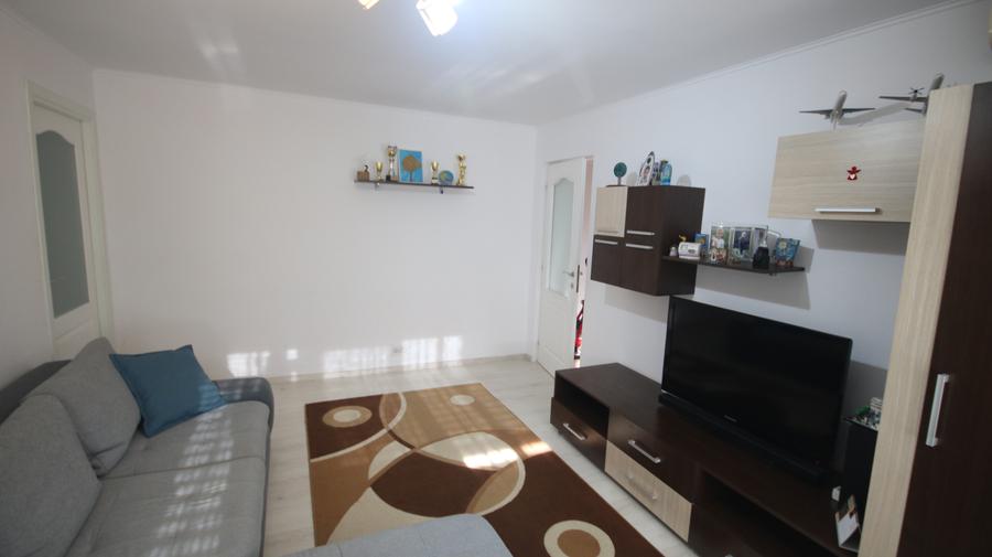 Apartament cu 3 camere semidecomandat în Cetății