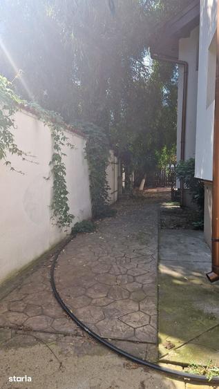Casă cu 10 camere cu Teren 402 Mp în Tei