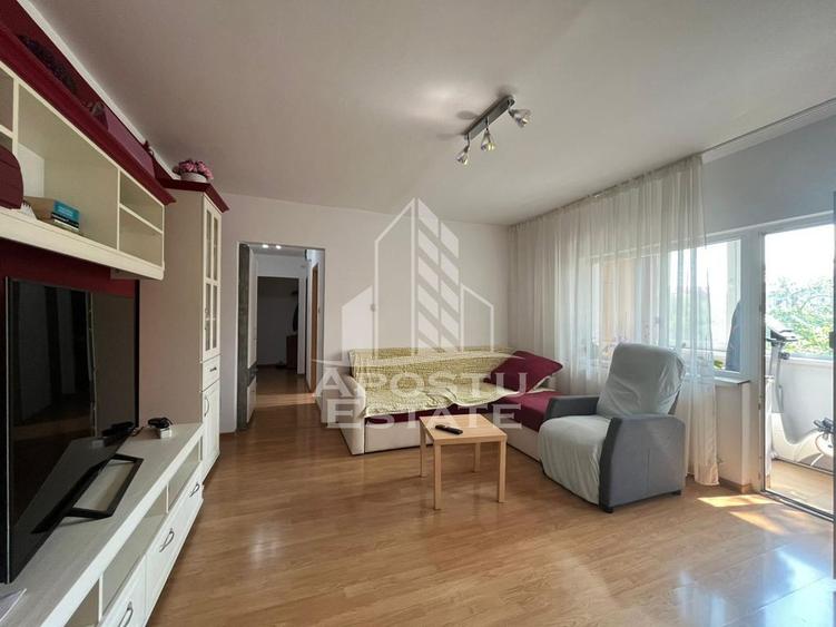 Apartament cu 3 camere semidecomandat, mobilat în Soarelui