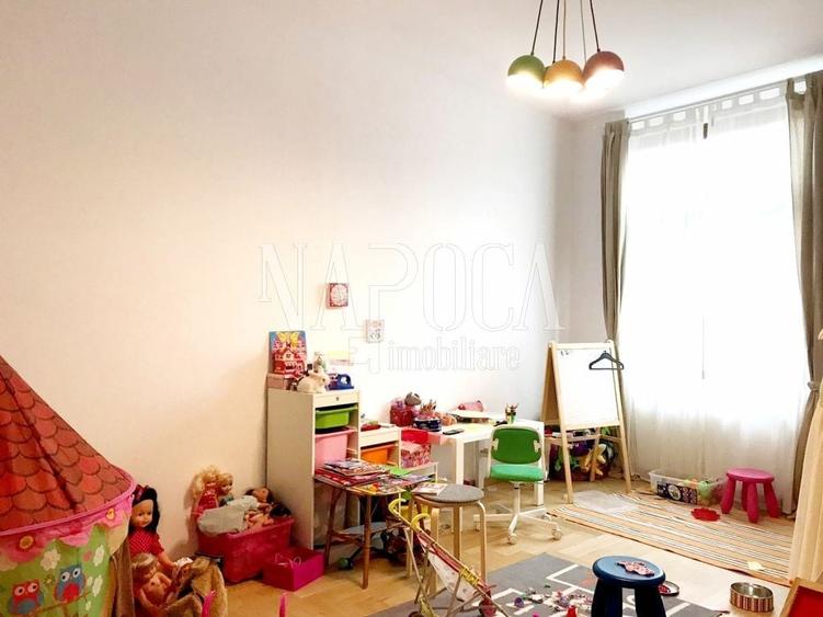 Apartament cu 4 camere semidecomandat în Central