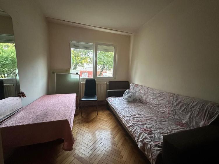 Apartament cu 4 camere semidecomandat, mobilat în Dacia