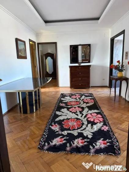 Apartament cu 3 camere decomandat în P-ța Universității