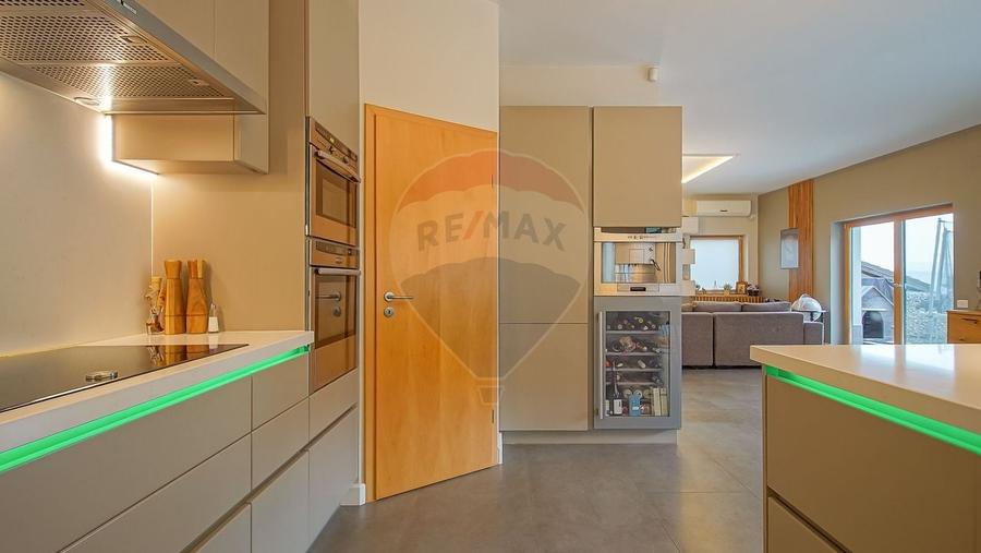 Casă individuală cu 6 camere cu Teren 1800 Mp în Poiana Angelescu