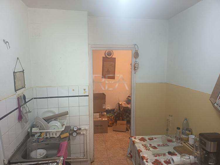 Apartament cu 3 camere semidecomandat în Berceni