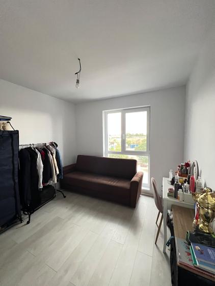 Apartament cu 3 camere semidecomandat în Baicului