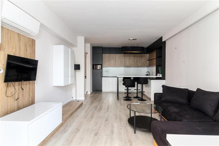 Apartament cu 2 camere semidecomandat, mobilat în Central