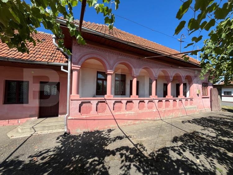 Casă individuală cu 5 camere cu Teren 2002 Mp în Exterior Nord