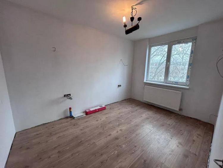 Apartament cu 3 camere semidecomandat în Independenței