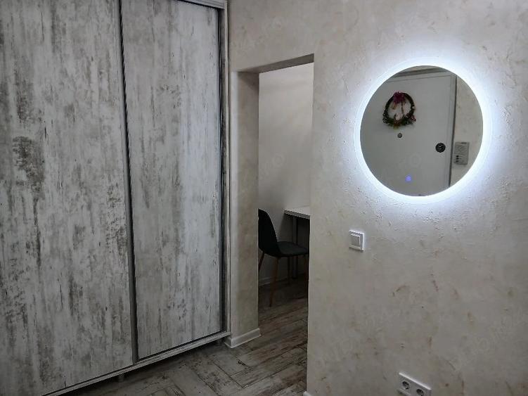 Apartament cu 3 camere semidecomandat în Eremia