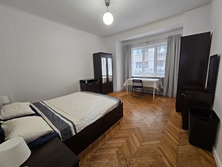Apartament cu 3 camere decomandat în P-ța Universității