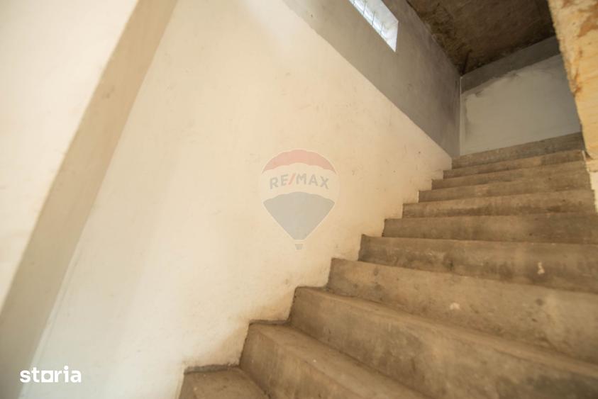 Casă cu 8 camere cu Teren 1395 Mp în Glina