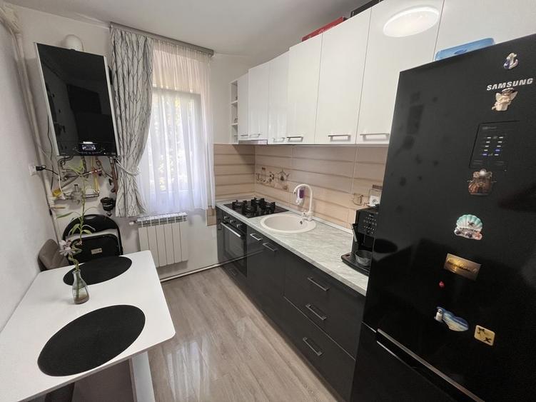 Apartament cu 3 camere semidecomandat în Central