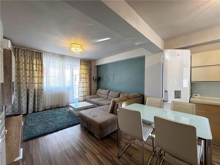 Apartament cu 3 camere semidecomandat, mobilat în Central