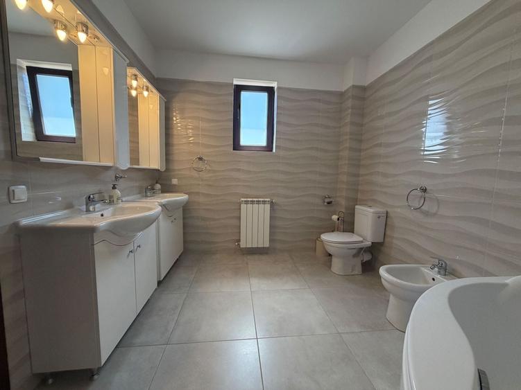 Casă individuală cu 6 camere cu Canalizare în Pipera