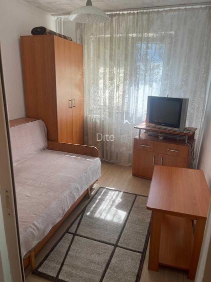 Garsoniera, etaj 1, Razboieni