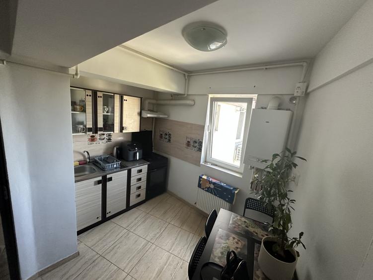 Apartament cu 3 camere decomandat, mobilat în Berceni
