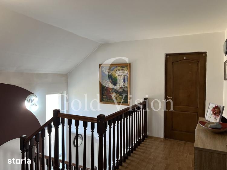 Casă cu 7 camere cu Teren 2000 Mp în Central