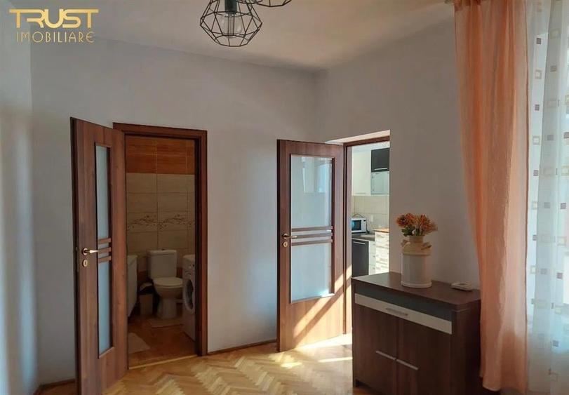 Garsonieră decomandată, mobilată în Schei