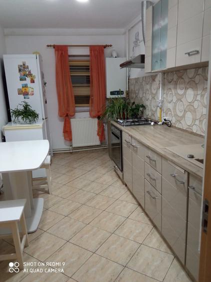 Apartament cu 3 camere semidecomandat în Central