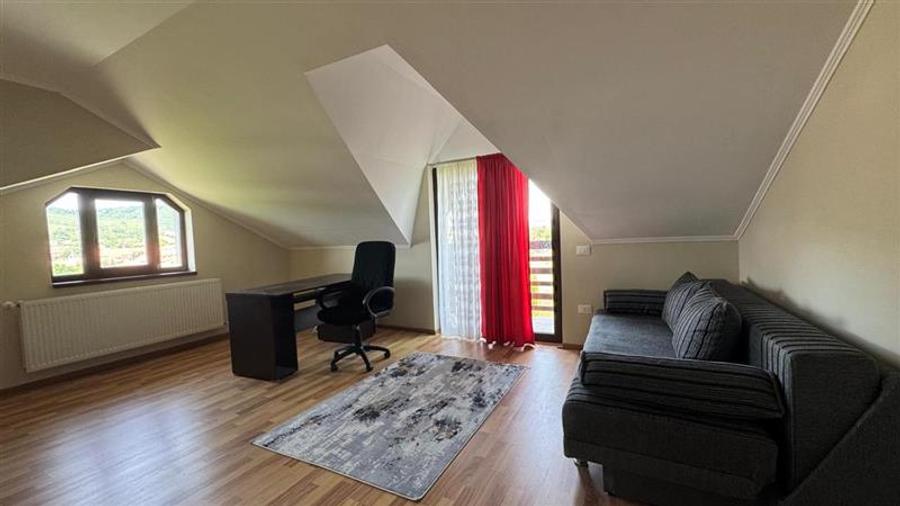 Casă individuală cu 6 camere cu Teren 500 Mp în Exterior Est