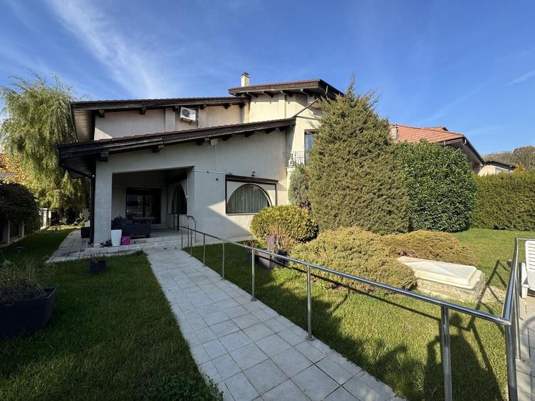 Casă individuală cu 6 camere cu Piscina în Iancu Nicolae