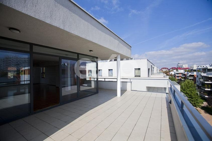 Apartament cu 4 camere decomandat, mobilat în Capitale