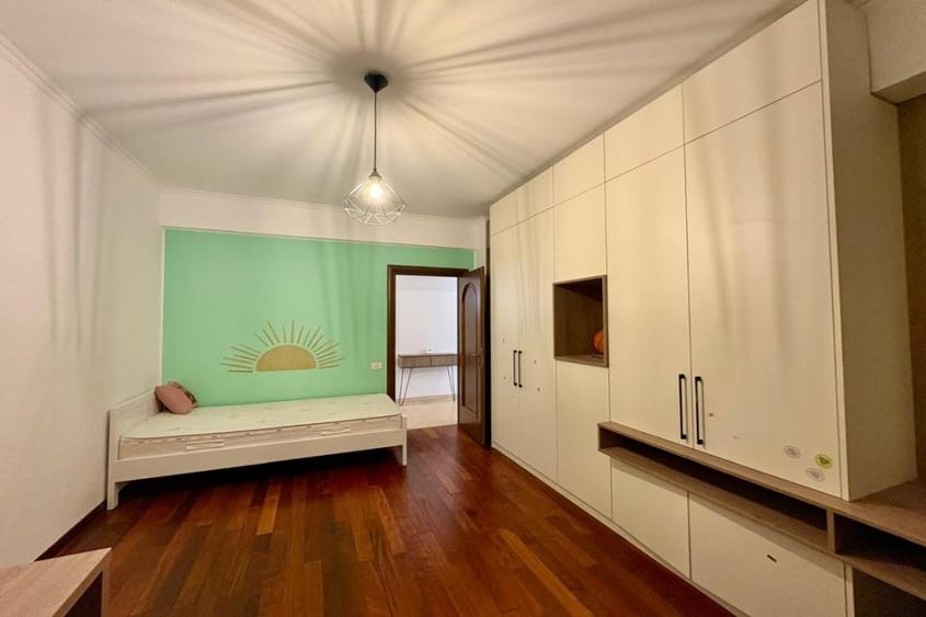 Apartament cu 3 camere semidecomandat, mobilat în Bucureștii Noi