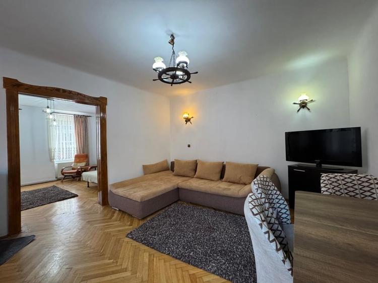 Apartament cu 3 camere semidecomandat, mobilat în Central