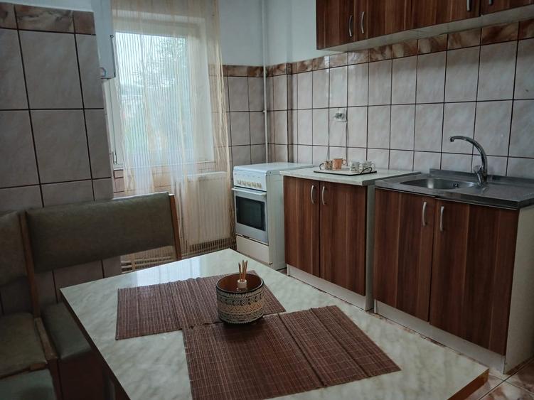 Apartament cu 4 camere decomandat, mobilat în Gară