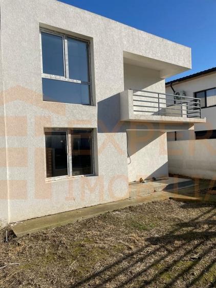 Duplex cu 4 camere cu Canalizare în Mamaia-Sat