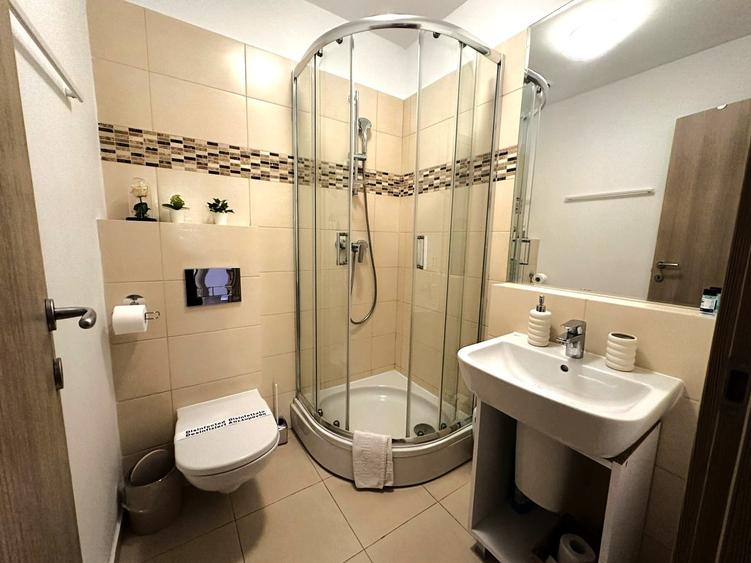 Apartament cu 3 camere semidecomandat, mobilat în Băneasa