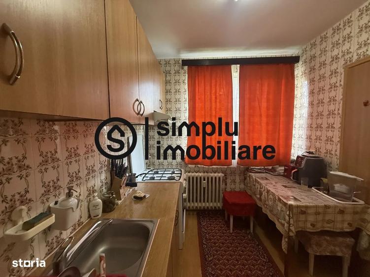 Apartament cu 3 camere semidecomandat în Rovine