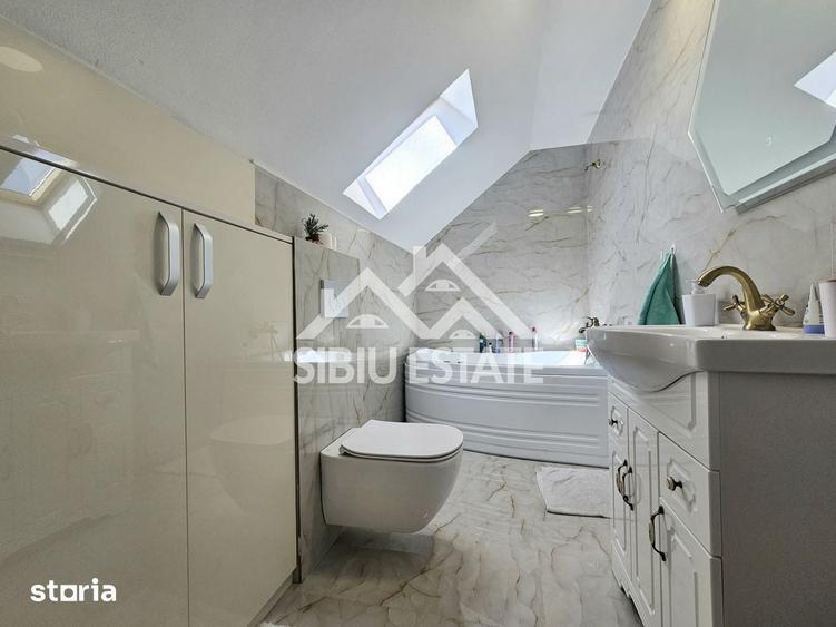Casă cu 5 camere cu Teren 670 Mp în Roșia