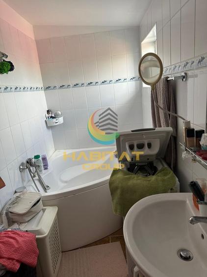 Apartament cu 3 camere semidecomandat, mobilat în Central