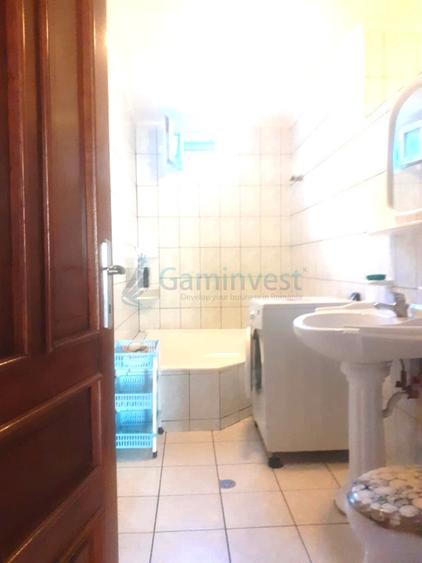 Casă individuală cu 8 camere cu Canalizare în Valenta