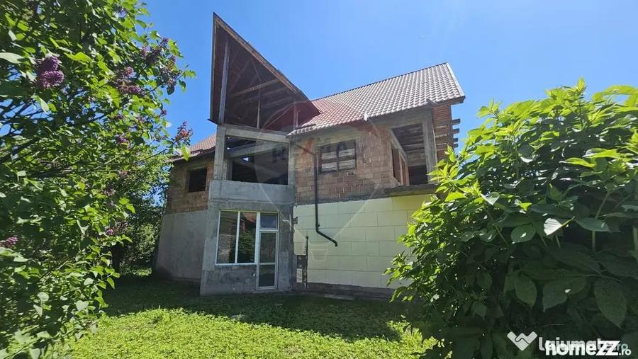 Casă cu 7 camere cu Teren 1151 Mp în Central