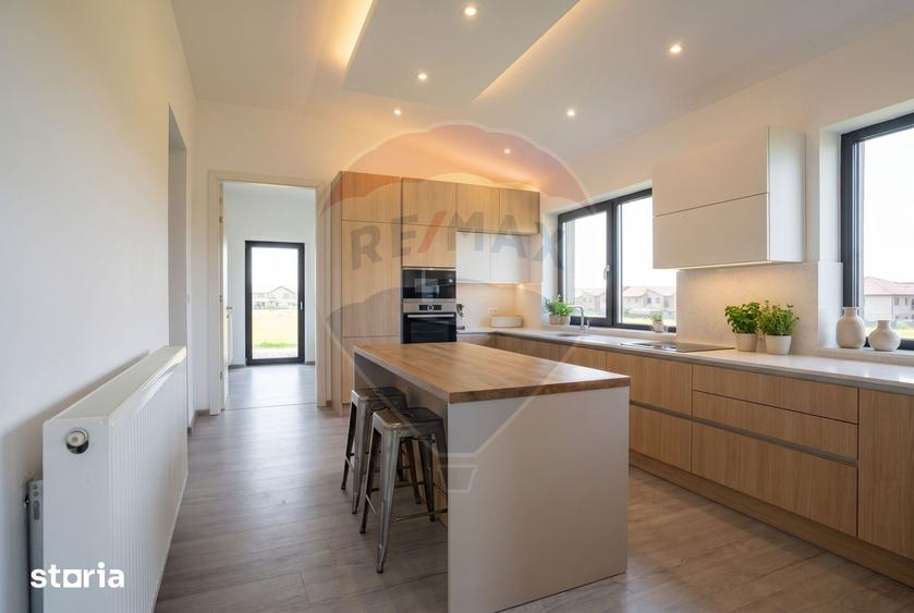 Casă cu 7 camere cu Teren 250 Mp în Rediu