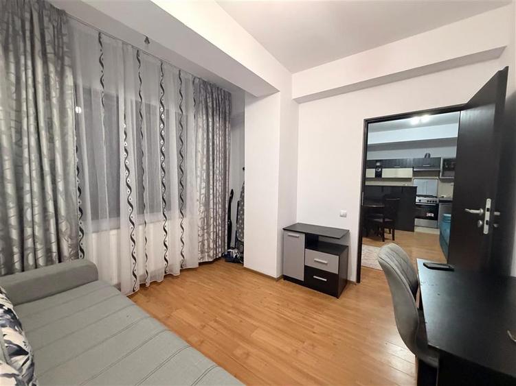 Apartament cu 3 camere semidecomandat, mobilat în Moșilor