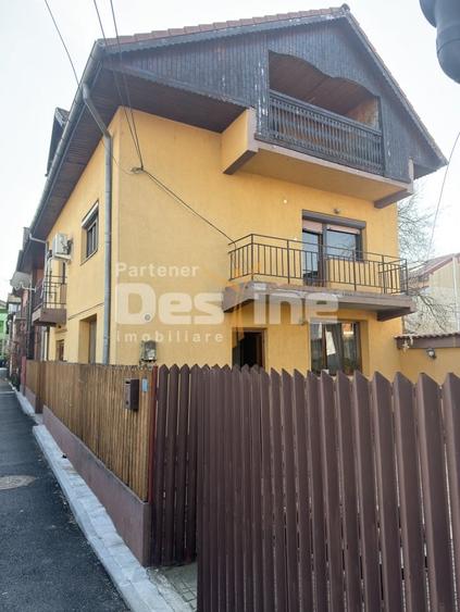 Casă individuală cu 5 camere cu Canalizare în Rovine