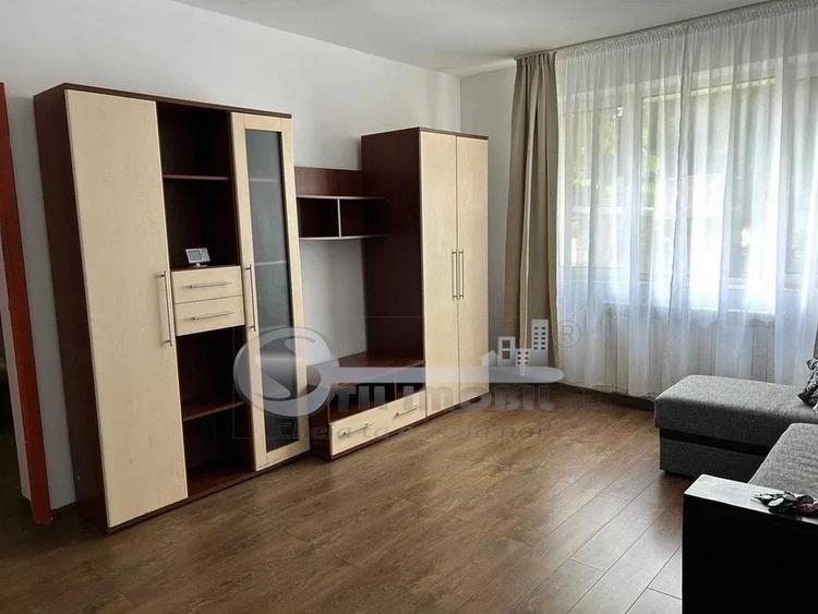 Apartament cu 2 camere semidecomandat, mobilat în Central