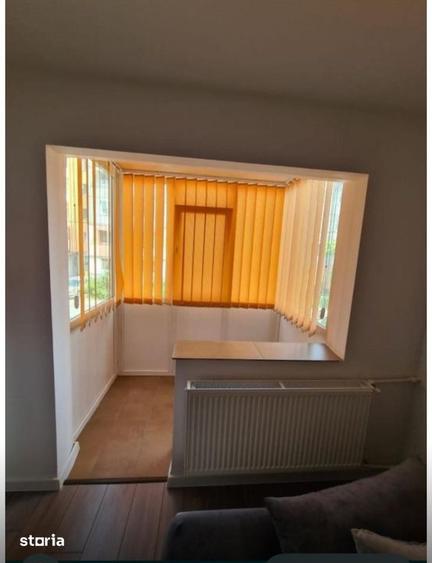 Apartament cu 3 camere semidecomandat în Craiovița Nouă