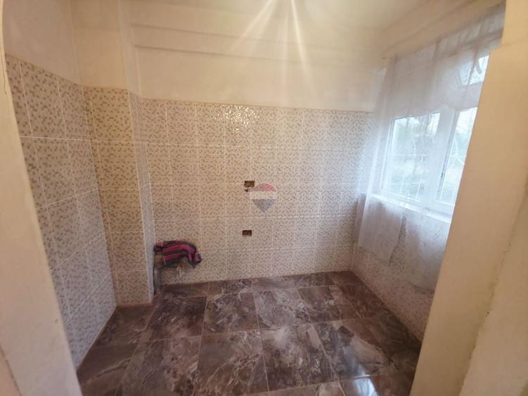 Apartament cu 3 camere decomandat în Săvinești
