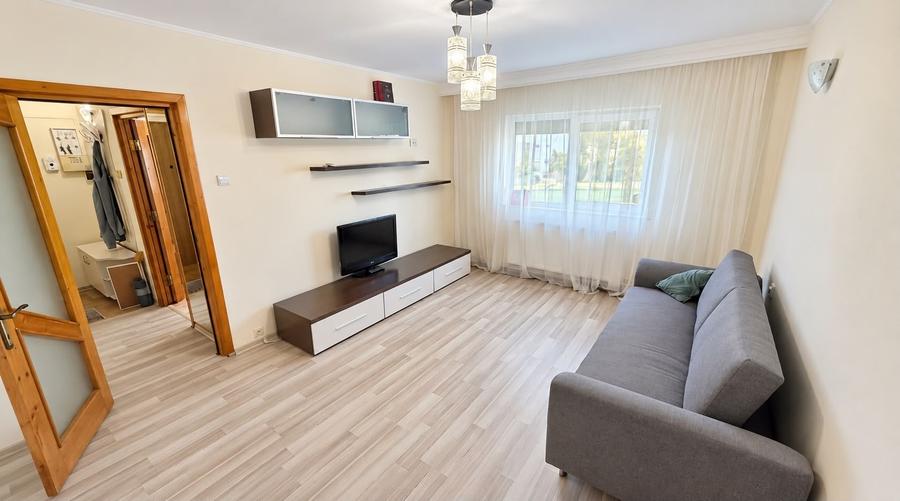 Apartament cu 4 camere decomandat în Casa de Cultură