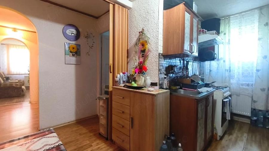 Apartament cu 3 camere semidecomandat în Gojdu