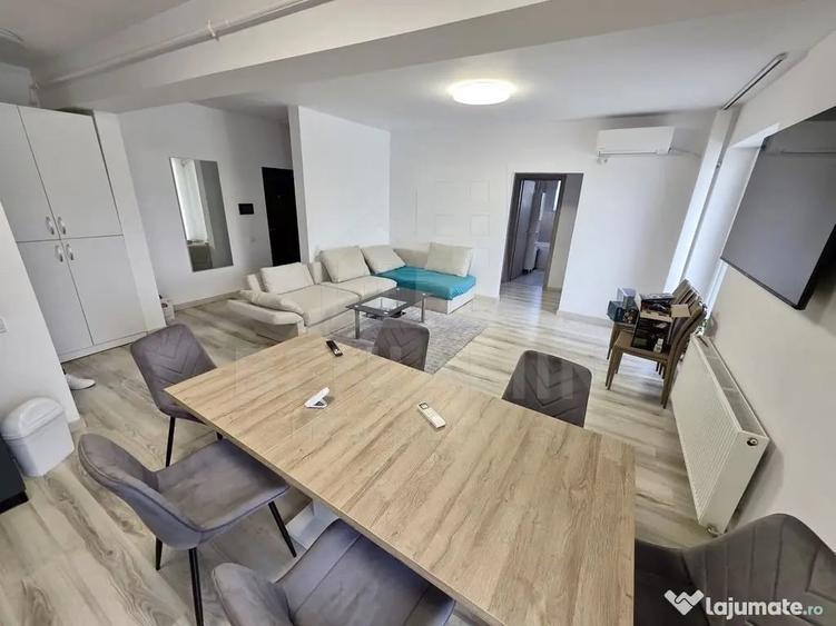 Apartament cu 3 camere semidecomandat în Central