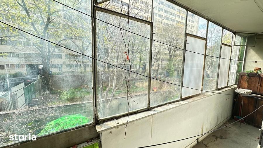 Apartament cu 3 camere semidecomandat în Iancului