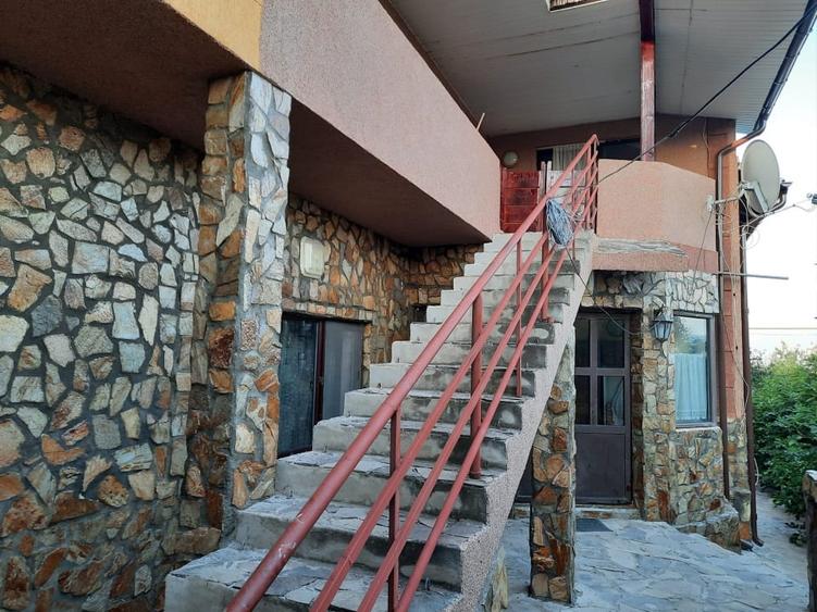Casă individuală cu 9 camere cu Canalizare în Central