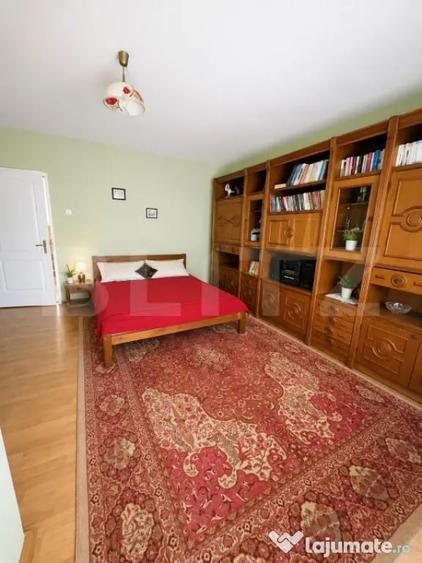 Casă cu 7 camere cu Teren 3940 Mp în Central