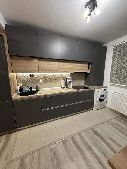Apartament cu 3 camere semidecomandat în Est