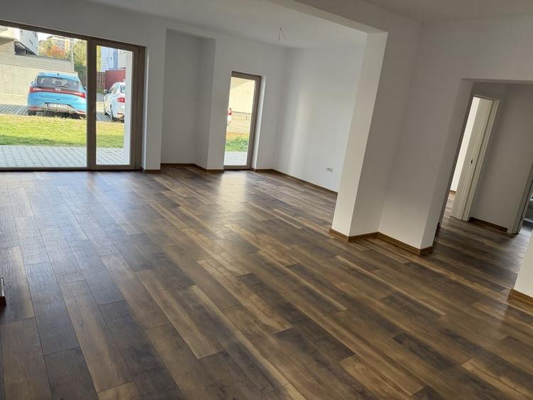 Apartament cu 3 camere decomandat în Exterior Vest